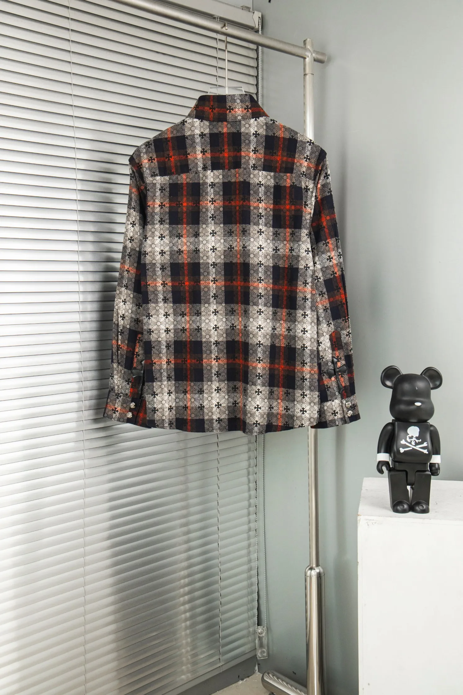 🅿️260 new model number: B132 Chrome Hearts classic cashew flower cross all-over printed jacquard long-sleeved casual shirt 1️⃣Customized original jacquard fabric, high-quality pure cotton jacquard plaid fabric, soft and comfortable to the touch, a very high-quality fabric! 2️⃣The details of the workmanship are perfectly controlled. The lining is made of vest hemming, and the cuffs are made of double cross leather labels. It is different from the ordinary version. The collar is also designed with interlining, which shows high-end fashion and personality. The style is fashionable, simple and elegant, and it is a very versatile jacket! 4⃣️Complete accessories, all customized with original versions! Same style for men and women Color: Cashew Red Size: S, M, L, XL